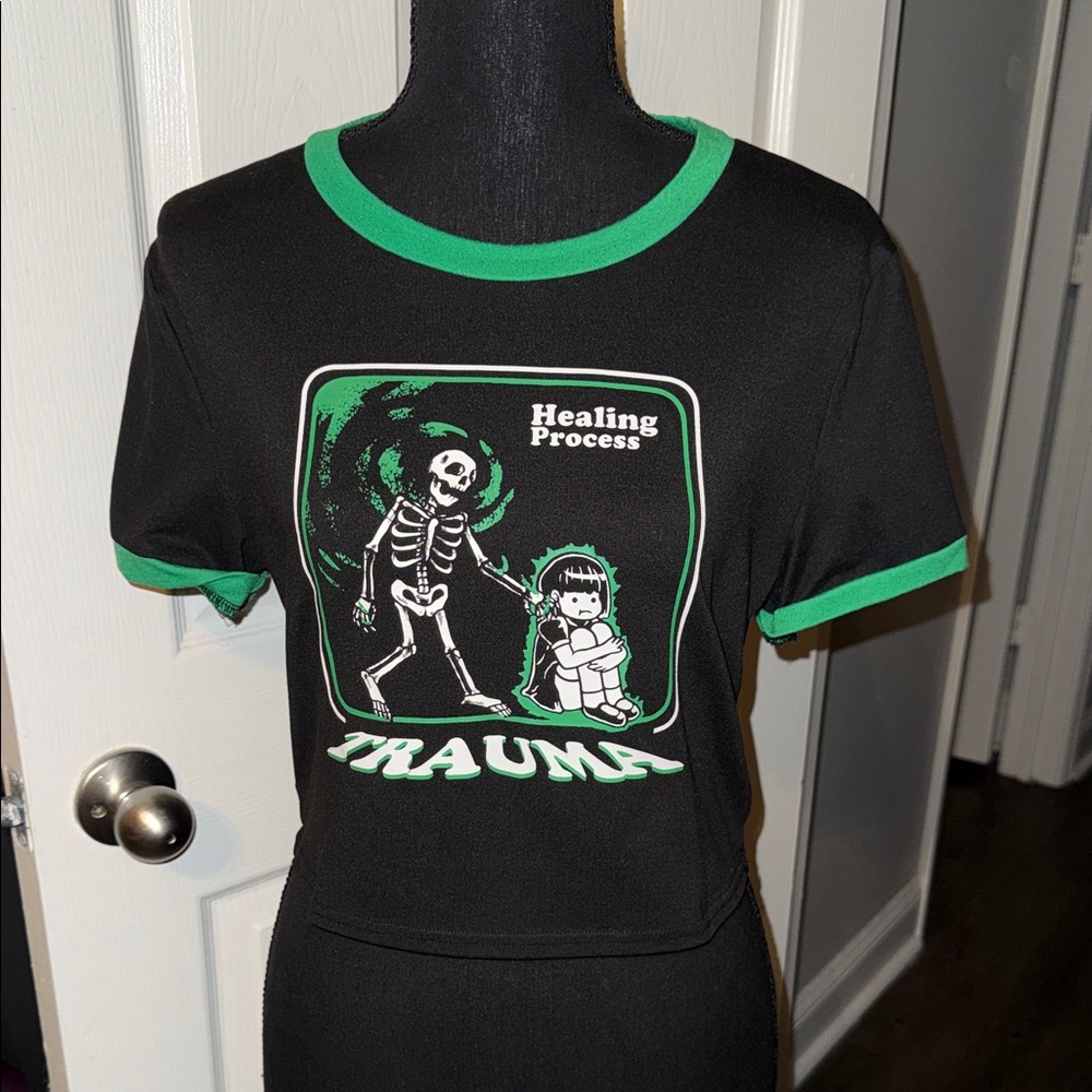 🖤ROMWE TRAUMA RINGER CROP TOP SIZE L🖤